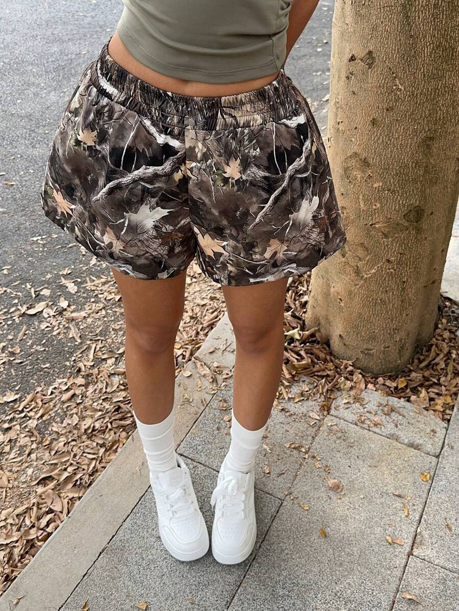EZwear Camo Print Elastic Waist Loose Casual Shorts