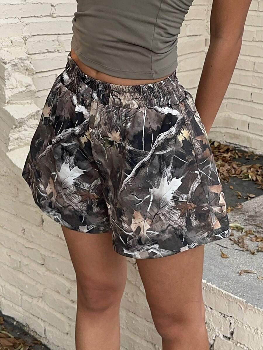 EZwear Camo Print Elastic Waist Loose Casual Shorts